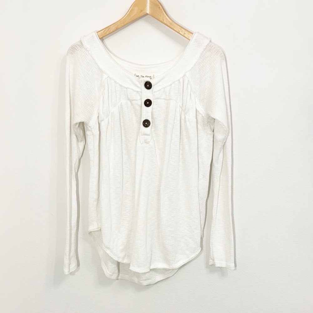 WE THE FREE White 3 Button Top Curved Hem Size Small - Picture 2 of 7